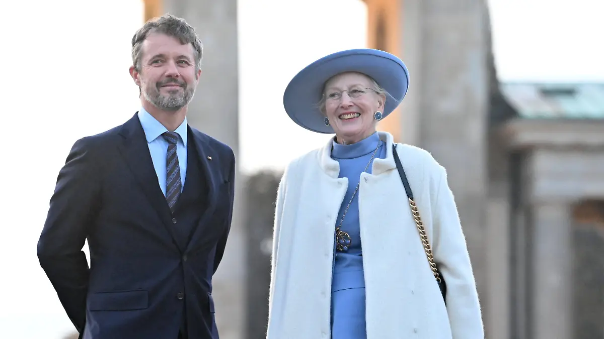 ARCHIV - 10.11.2021, Berlin: Frederik, Kronprinz von Dänemark, und Königin Margrethe II. von Dänemark stehen vor dem Brandenburger Tor.    (zu dpa "Dänische Königin Margrethe II. kündigt Abdankung an") Foto: Bernd von Jutrczenka/Deutsche Presse-Agentur GmbH/dpa +++ dpa-Bildfunk +++