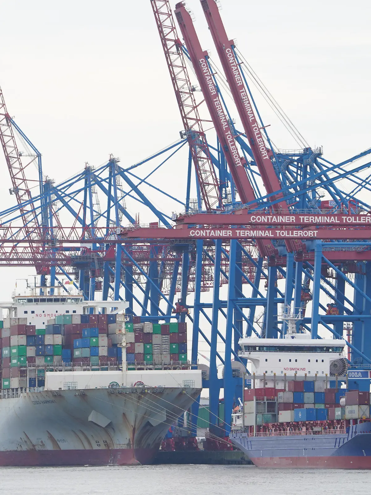 ARCHIV - 18.10.2021, Hamburg: Containerschiffe werden am Container Terminal Tollerort im Hamburger Hafen abgefertigt. (Zu dpa: «Bericht: Streit in der Regierung um China-Einstieg bei Hafenterminal») Foto: Marcus Brandt/dpa +++ dpa-Bildfunk +++
