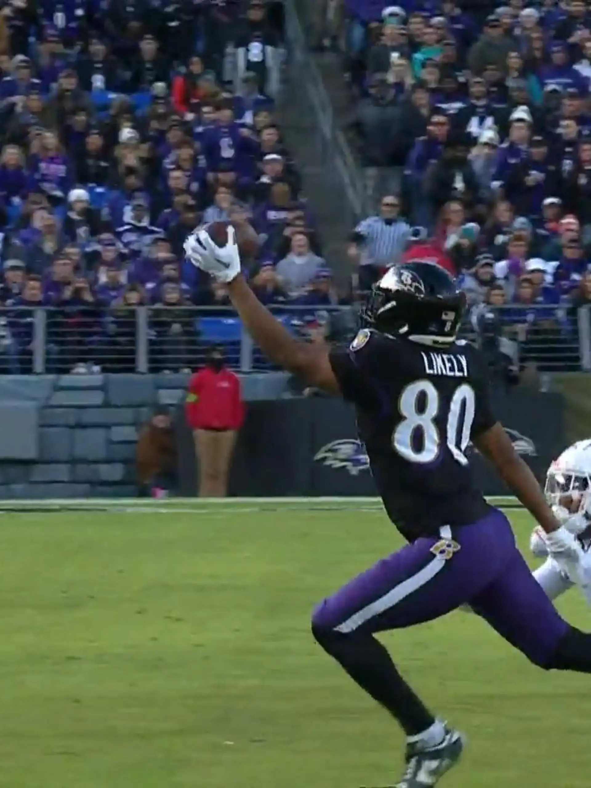 Dieser Touchdown von Isaiah Likely ist unfassbar gut! Der NFL-Star von den Baltimore Ravens fängt einen Pass beim Spiel an Silvester (Woche 17) gegen die Miami Dolphins mit nur einer Hand und rennt dann in die Endzone.