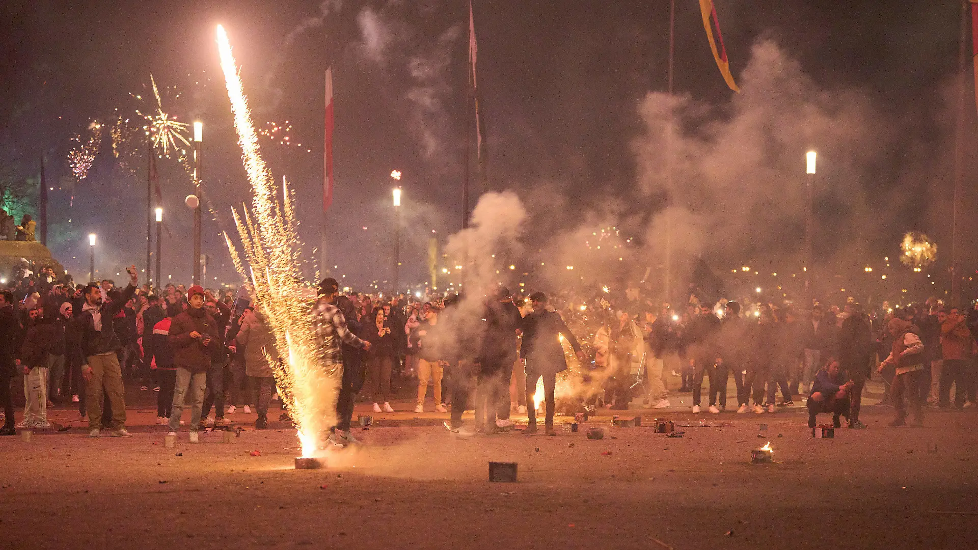 01.01.2024, Rheinland-Pfalz, Koblenz: Hunderte feiern Silvester am Deutschen Eck vor dem Reiterstandbild von Kaiser Wilhelm und schiessen Feuerwerkskörper ab. Foto: Thomas Frey/dpa +++ dpa-Bildfunk +++