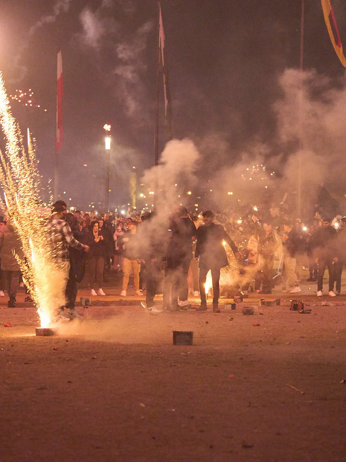 01.01.2024, Rheinland-Pfalz, Koblenz: Hunderte feiern Silvester am Deutschen Eck vor dem Reiterstandbild von Kaiser Wilhelm und schiessen Feuerwerkskörper ab. Foto: Thomas Frey/dpa +++ dpa-Bildfunk +++