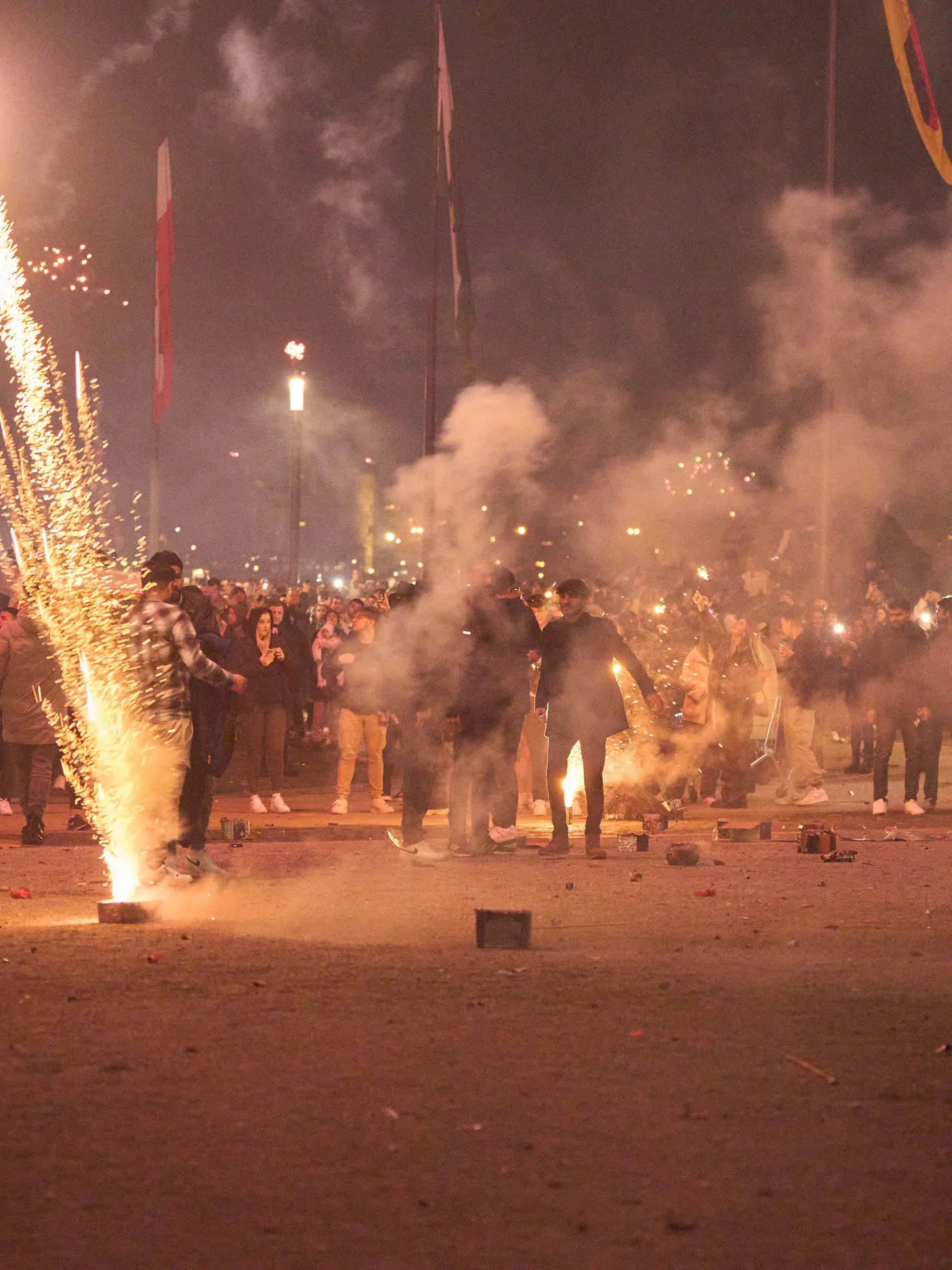 01.01.2024, Rheinland-Pfalz, Koblenz: Hunderte feiern Silvester am Deutschen Eck vor dem Reiterstandbild von Kaiser Wilhelm und schiessen Feuerwerkskörper ab. Foto: Thomas Frey/dpa +++ dpa-Bildfunk +++