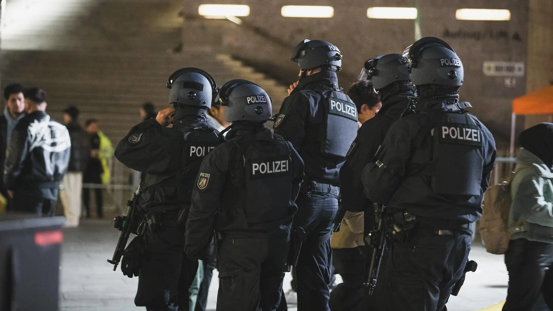 Sicherheitsmaßnahmen am Kölner Dom, Silvester in Köln, 31.12.2023-01.01.2024 Polizisten neben Kölner Dom, Maschinenpistolen, Waffen. Die Polizisten gehen Richtung Kölner Dom. Verstärkte Sicherheitsmaßnahmen am Kölner Dom zum Silvester Sicherheitsmaßnahmen am Kölner Dom, Silvester in Köln, 31.12.2023-01.01.2024 Koeln NRW Deutschland *** Security measures at Cologne Cathedral, New Years Eve in Cologne, 31 12 2023 01 01 2024 Police officers next to Cologne Cathedral, submachine guns, weapons Police officers walk towards Cologne Cathedral Increased security measures at Cologne Cathedral on New Years Eve Security measures at Cologne Cathedral, New Years Eve in Cologne, 31 12 2023 01 01 2024 Cologne NRW Germany Copyright: xBEAUTIFULxSPORTS/Buriakovx