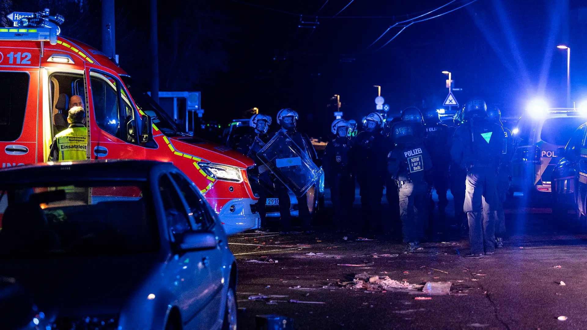 01.01.2024, Nordrhein-Westfalen, Solingen: Einsatzkräfte der Polizei sind in der Silvesternacht auf der Hasselstraße im Einsatz. Foto: Christoph Reichwein/dpa +++ dpa-Bildfunk +++