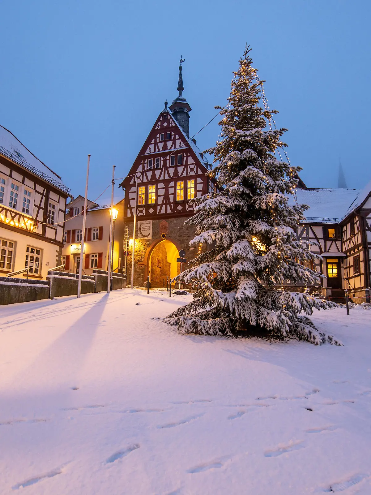 News Themen der Woche KW49 News Bilder des Tages Schnee im Taunus 01.12.2020, Oberursel Hessen: Blick auf die verschneite Altstadt von Oberursel am Morgen., Oberursel Deutschland *** Snow in the Taunus 01 12 2020, Oberursel Hessen View of the snowy old town of Oberursel in the morning , Oberursel Germany
