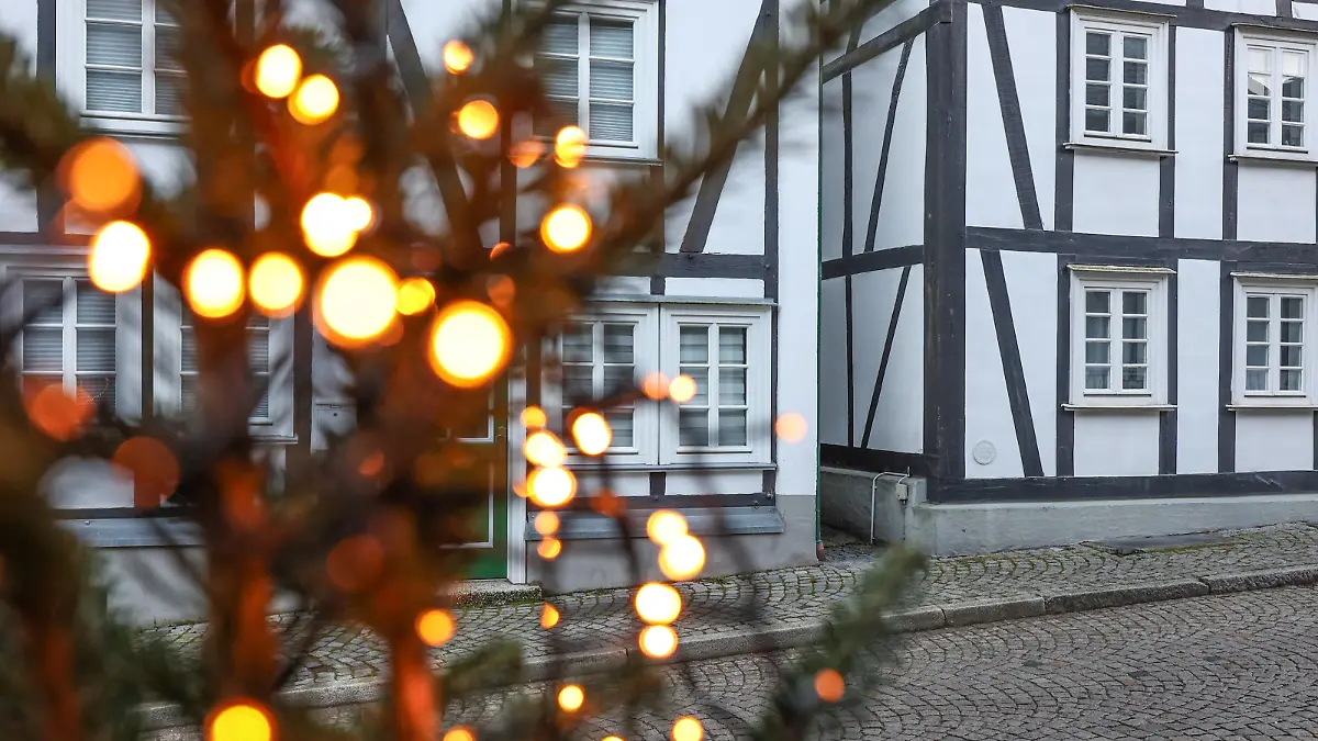 Auch in diesem Jahr sieht es im Siegerland nicht nach weisser weißer Weihnacht aus. Weihnachtliche Altstadt von Freudenberg. Freudenberg ist ein beliebtes Touristenziel, Reiseziel in Suedwestfalen Südwestfalen. Weihnachtliches im Siegerland am 18.12.2023 in Freudenberg/Deutschland. *** It doesnt look like a white Christmas in Siegerland this year either Christmas old town of Freudenberg Freudenberg is a popular tourist destination, destination in South Westphalia South Westphalia Christmas in Siegerland on 18 12 2023 in Freudenberg Germany