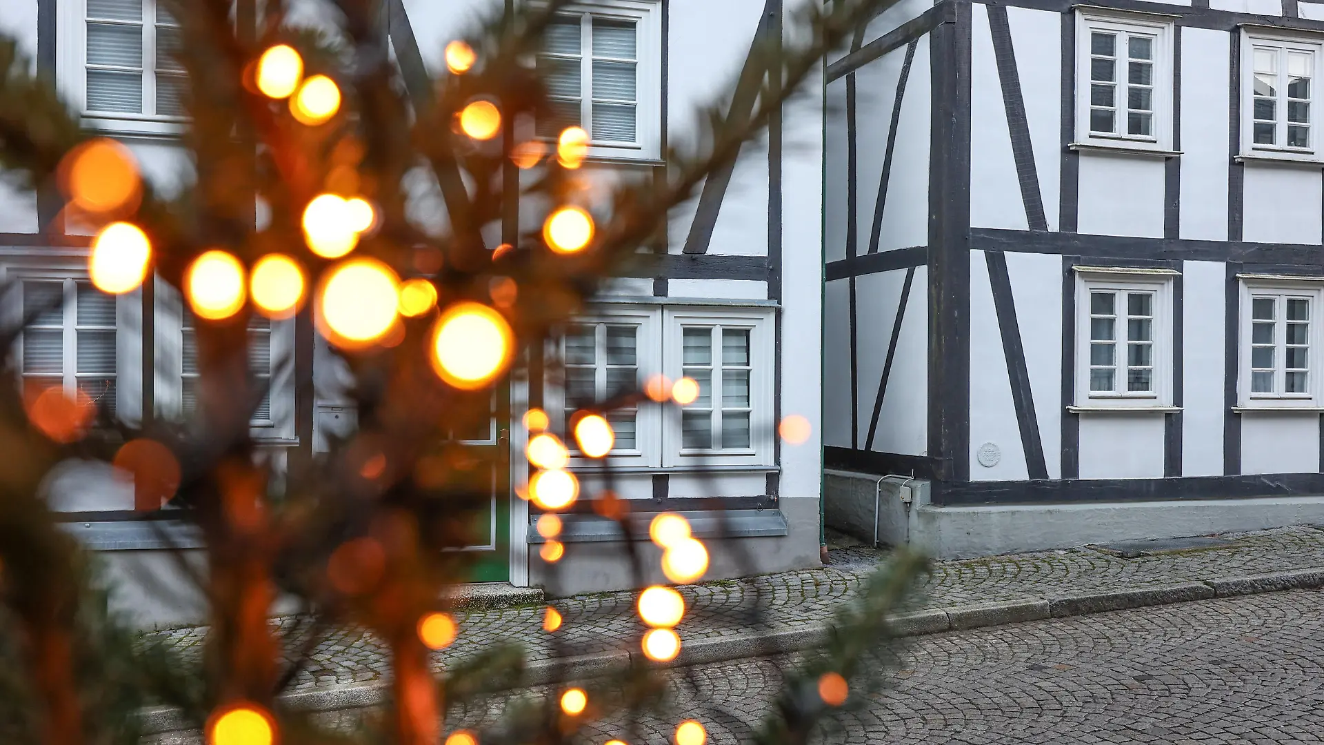 Auch in diesem Jahr sieht es im Siegerland nicht nach weisser weißer Weihnacht aus. Weihnachtliche Altstadt von Freudenberg. Freudenberg ist ein beliebtes Touristenziel, Reiseziel in Suedwestfalen Südwestfalen. Weihnachtliches im Siegerland am 18.12.2023 in Freudenberg/Deutschland. *** It doesnt look like a white Christmas in Siegerland this year either Christmas old town of Freudenberg Freudenberg is a popular tourist destination, destination in South Westphalia South Westphalia Christmas in Siegerland on 18 12 2023 in Freudenberg Germany