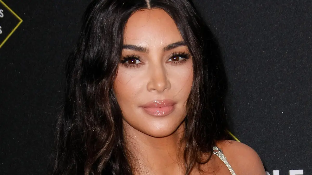 ARCHIV - 10.11.2019, USA, Santa Monica: Kim Kardashian, Reality-TV Star aus den USA, kommt zu den Peoples Choice Awards. Wegen eines Fotos von Reality-Star Kim Kardashian in ihrem Ausweis ist eine Touristin in Köln aufgeflogen. Als die 29-Jährige bei einer Reisebank eine Prepaid-Karte kaufen wollte und den offenkundig gefälschten Ausweis zeigte, wurden nicht nur die Bank-Mitarbeiter, sondern kurz darauf auch die Bundespolizisten misstrauisch, wie eine Sprecherin am Montag mitteilte. Der Grund: Das Foto ähnelte nicht der Ausweisinhaberin selbst, sondern zeigte US-Schauspielerin Kim Kardashian. Die Beamten nahmen die Frau wegen des Verdachts der Urkundenfälschung zunächst vorläufig fest, ließen sie aber später gegen eine Strafzahlung wieder laufen. Der Ausweis blieb beschlagnahmt. Foto: Imagespace/ZUMA Wire/dpa +++ dpa-Bildfunk +++