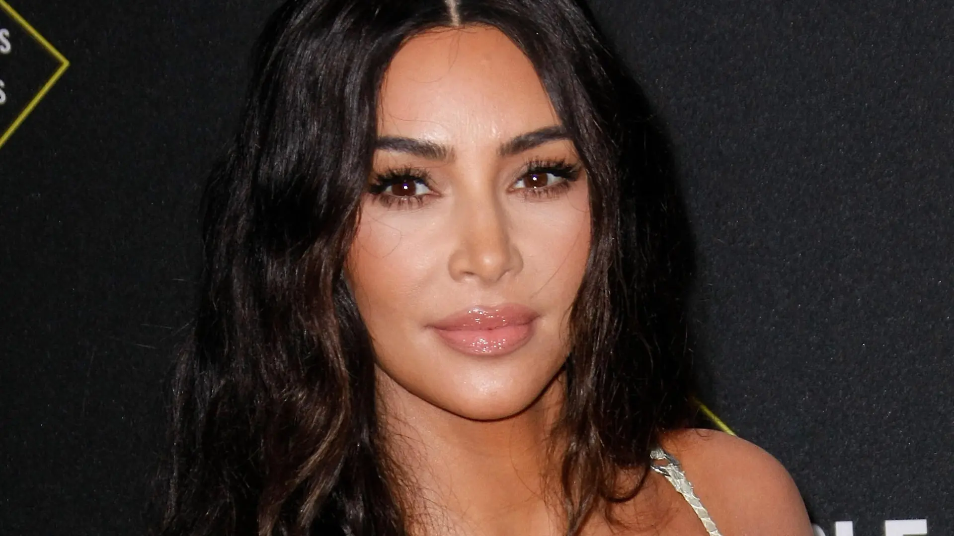 ARCHIV - 10.11.2019, USA, Santa Monica: Kim Kardashian, Reality-TV Star aus den USA, kommt zu den Peoples Choice Awards. Wegen eines Fotos von Reality-Star Kim Kardashian in ihrem Ausweis ist eine Touristin in Köln aufgeflogen. Als die 29-Jährige bei einer Reisebank eine Prepaid-Karte kaufen wollte und den offenkundig gefälschten Ausweis zeigte, wurden nicht nur die Bank-Mitarbeiter, sondern kurz darauf auch die Bundespolizisten misstrauisch, wie eine Sprecherin am Montag mitteilte. Der Grund: Das Foto ähnelte nicht der Ausweisinhaberin selbst, sondern zeigte US-Schauspielerin Kim Kardashian. Die Beamten nahmen die Frau wegen des Verdachts der Urkundenfälschung zunächst vorläufig fest, ließen sie aber später gegen eine Strafzahlung wieder laufen. Der Ausweis blieb beschlagnahmt. Foto: Imagespace/ZUMA Wire/dpa +++ dpa-Bildfunk +++
