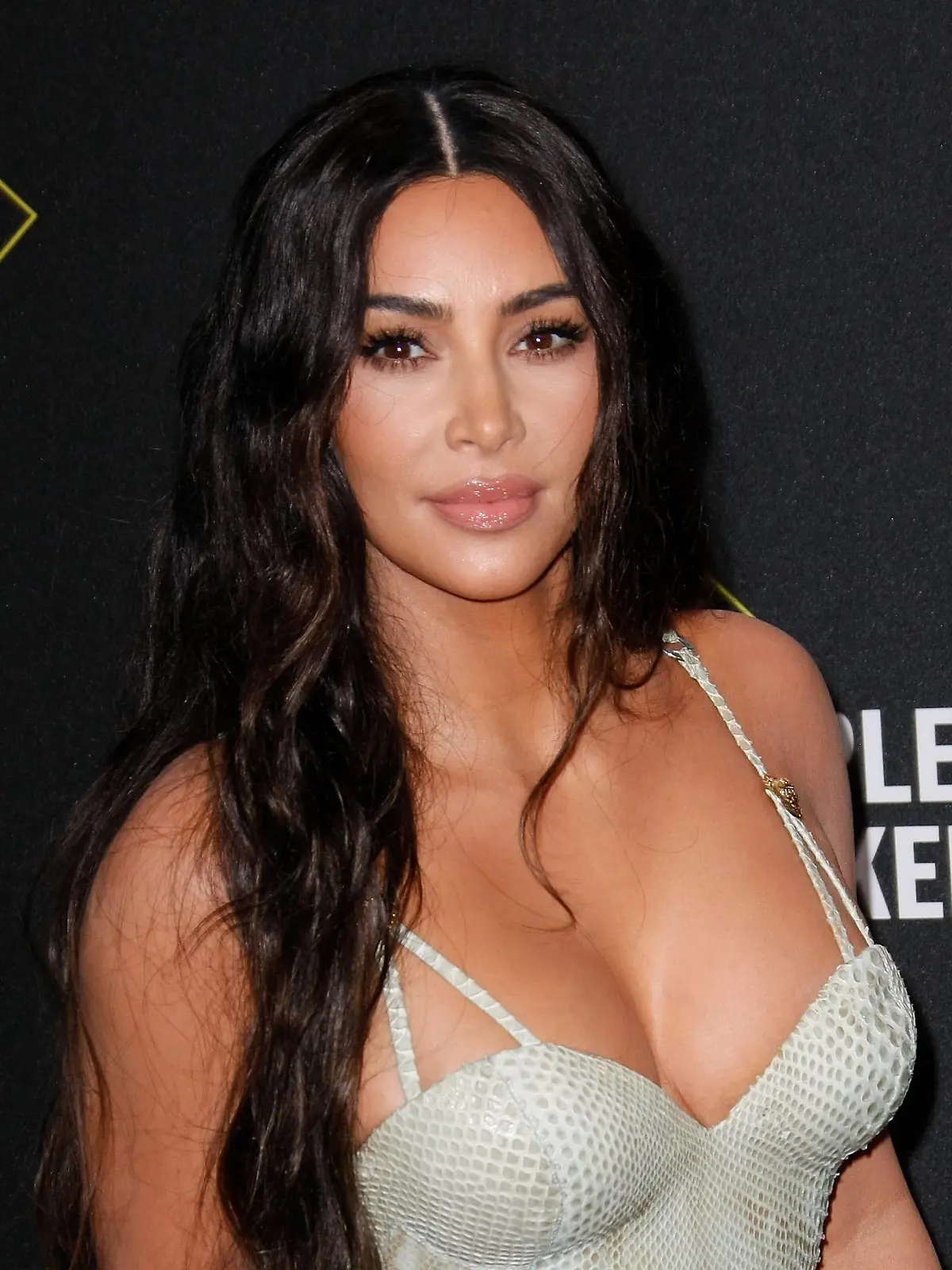 ARCHIV - 10.11.2019, USA, Santa Monica: Kim Kardashian, Reality-TV Star aus den USA, kommt zu den Peoples Choice Awards. Wegen eines Fotos von Reality-Star Kim Kardashian in ihrem Ausweis ist eine Touristin in Köln aufgeflogen. Als die 29-Jährige bei einer Reisebank eine Prepaid-Karte kaufen wollte und den offenkundig gefälschten Ausweis zeigte, wurden nicht nur die Bank-Mitarbeiter, sondern kurz darauf auch die Bundespolizisten misstrauisch, wie eine Sprecherin am Montag mitteilte. Der Grund: Das Foto ähnelte nicht der Ausweisinhaberin selbst, sondern zeigte US-Schauspielerin Kim Kardashian. Die Beamten nahmen die Frau wegen des Verdachts der Urkundenfälschung zunächst vorläufig fest, ließen sie aber später gegen eine Strafzahlung wieder laufen. Der Ausweis blieb beschlagnahmt. Foto: Imagespace/ZUMA Wire/dpa +++ dpa-Bildfunk +++
