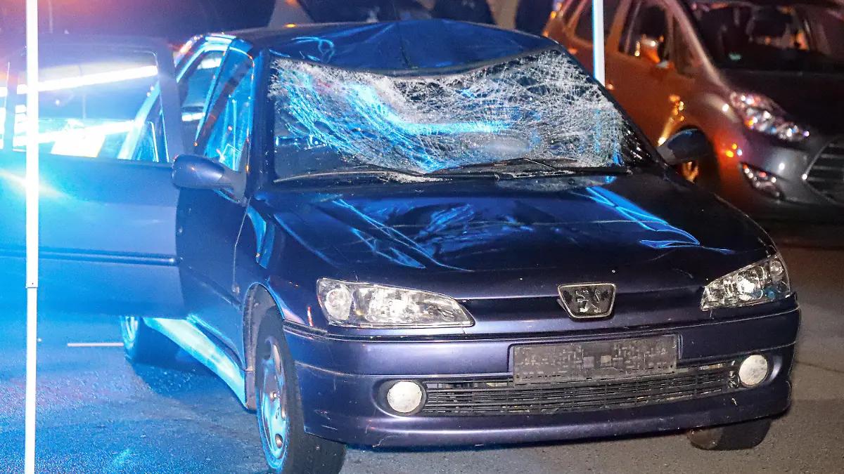 01.01.2024, Nordrhein-Westfalen, Wuppertal: Ein beschädigtes Fahrzeug steht an der Unfallstelle. Ein unbekannter Autofahrer hat kurz nach Mitternacht drei Menschen angefahren und sich nicht um die Verletzten gekümmert. (zu dpa: «Unbekannter Autofahrer fährt drei Menschen an und flüchtet») Foto: Christoph Petersen/dpa +++ dpa-Bildfunk +++