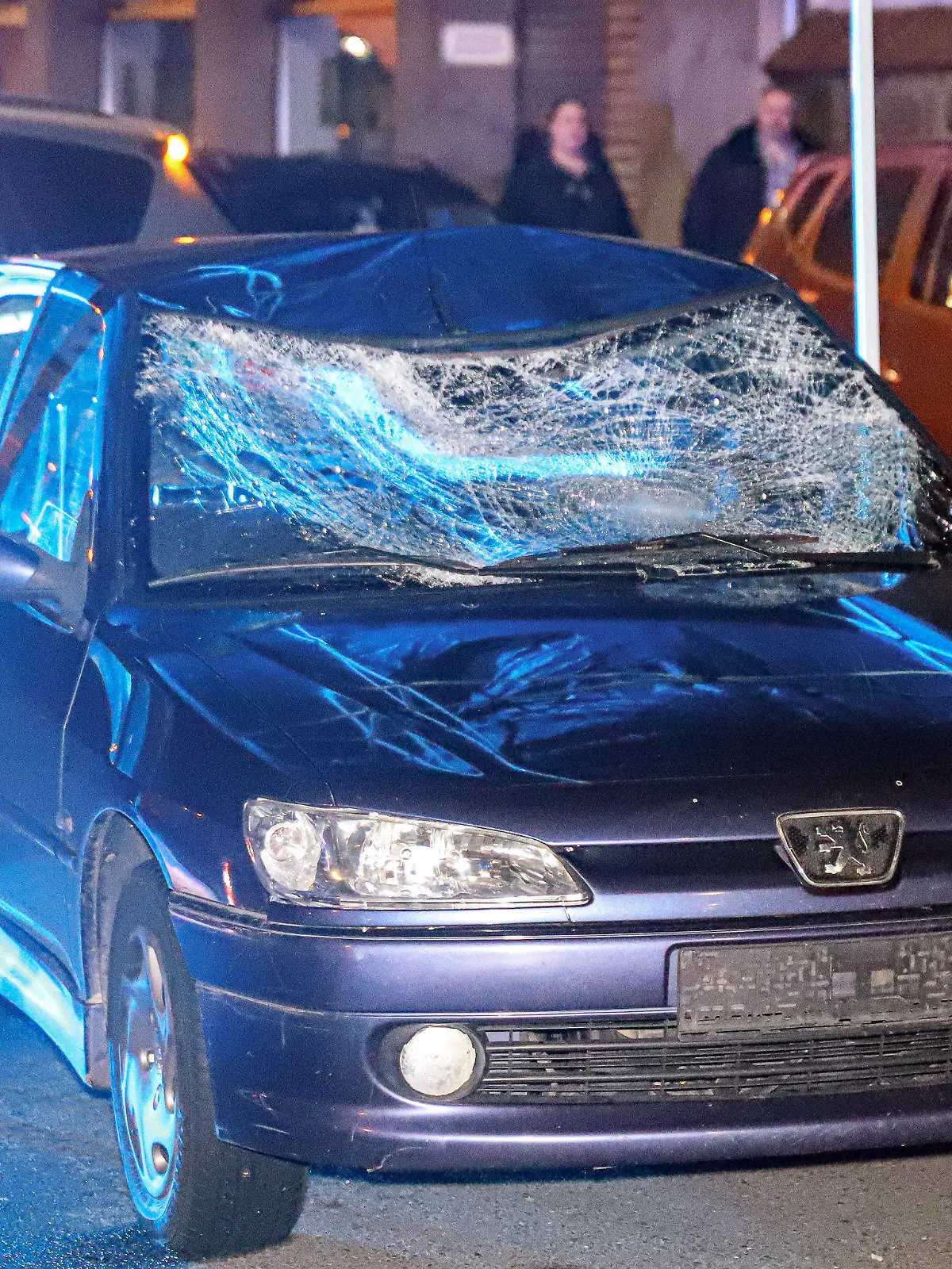 01.01.2024, Nordrhein-Westfalen, Wuppertal: Ein beschädigtes Fahrzeug steht an der Unfallstelle. Ein unbekannter Autofahrer hat kurz nach Mitternacht drei Menschen angefahren und sich nicht um die Verletzten gekümmert. (zu dpa: «Unbekannter Autofahrer fährt drei Menschen an und flüchtet») Foto: Christoph Petersen/dpa +++ dpa-Bildfunk +++