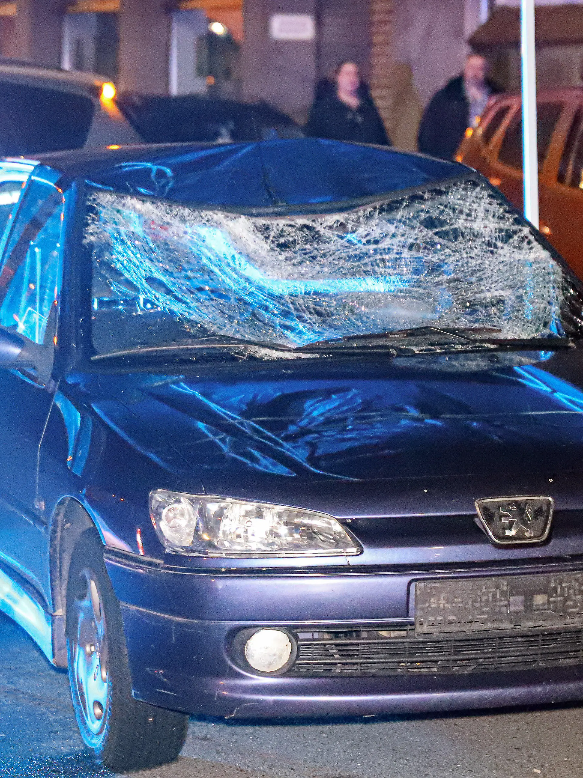 01.01.2024, Nordrhein-Westfalen, Wuppertal: Ein beschädigtes Fahrzeug steht an der Unfallstelle. Ein unbekannter Autofahrer hat kurz nach Mitternacht drei Menschen angefahren und sich nicht um die Verletzten gekümmert. (zu dpa: «Unbekannter Autofahrer fährt drei Menschen an und flüchtet») Foto: Christoph Petersen/dpa +++ dpa-Bildfunk +++