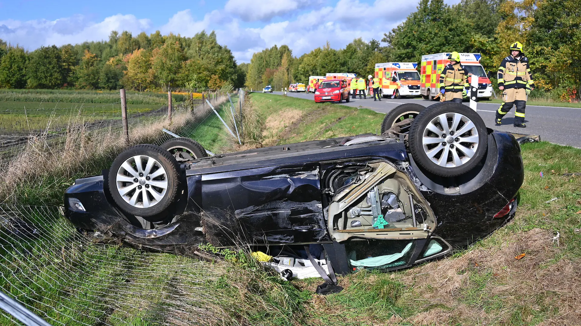 18.10.2022, Schleswig-Holstein, Pinneberg: Das zerstörte Auto liegt auf dem Dach im Straßengraben. Fünf Personen sind bei einem Verkehrsunfall auf einer Landstraße bei Pinneberg verletzt worden. Laut Polizei schwebt eine Achtjährige in Lebensgefahr. Foto: Jonas Walzberg/dpa +++ dpa-Bildfunk +++