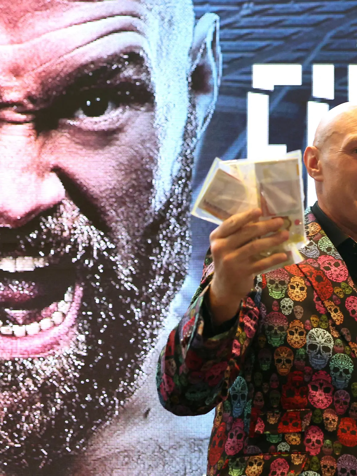 Boxing - Tyson Fury v Derek Chisora Press Conference - Tottenham Hotspur Stadium, London, Britain - October 20, 2022 Tyson Fury with £10,000 in cash after winning a bet from promoter Frank Warren during the press conference Action Images via Reuters/Paul Childs     TPX IMAGES OF THE DAY