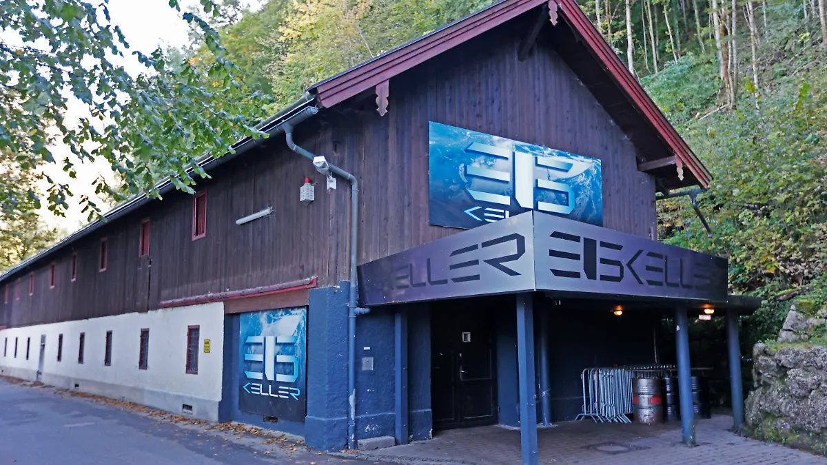 04.10.2022, Bayern, Aschau: Aussenansichtdes Musikclubs "Eiskeller", unterhalb des Schlosses Aschau. Eine junge Frau aus dem oberbayerischen Landkreis Rosenheim ist Opfer eines Gewaltverbrechens geworden. Die 23-Jährige aus Aschau im Chiemgau habe am Sonntagabend einen örtlichen Musikclub besucht und sei danach gewaltsam ums Leben gekommen, teilte das Polizeipräsidium Oberbayern Süd am Dienstag mit. Foto: Uwe Lein/dpa +++ dpa-Bildfunk +++