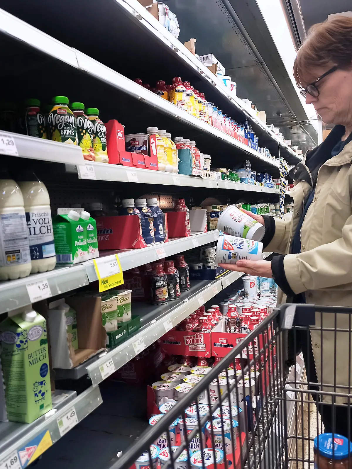 Einkauf in einem Supermarkt oder Discounter zu Zeiten von Inflation. Milch, Milchprodukte, Joghurt, Fruchtjoghurt, Milchpreis, Kaese, Vergleich, Preisvergleich, Milcherzeuger, Molkereien, Einkauf in Zeiten von Krieg in der Ukraine und Inflation. *** Shopping in a supermarket or discount store at times of inflation milk, dairy products, yogurt, fruit yogurt, milk price, cheese, comparison, price comparison, milk producers, dairies, shopping at times of war in Ukraine and inflation