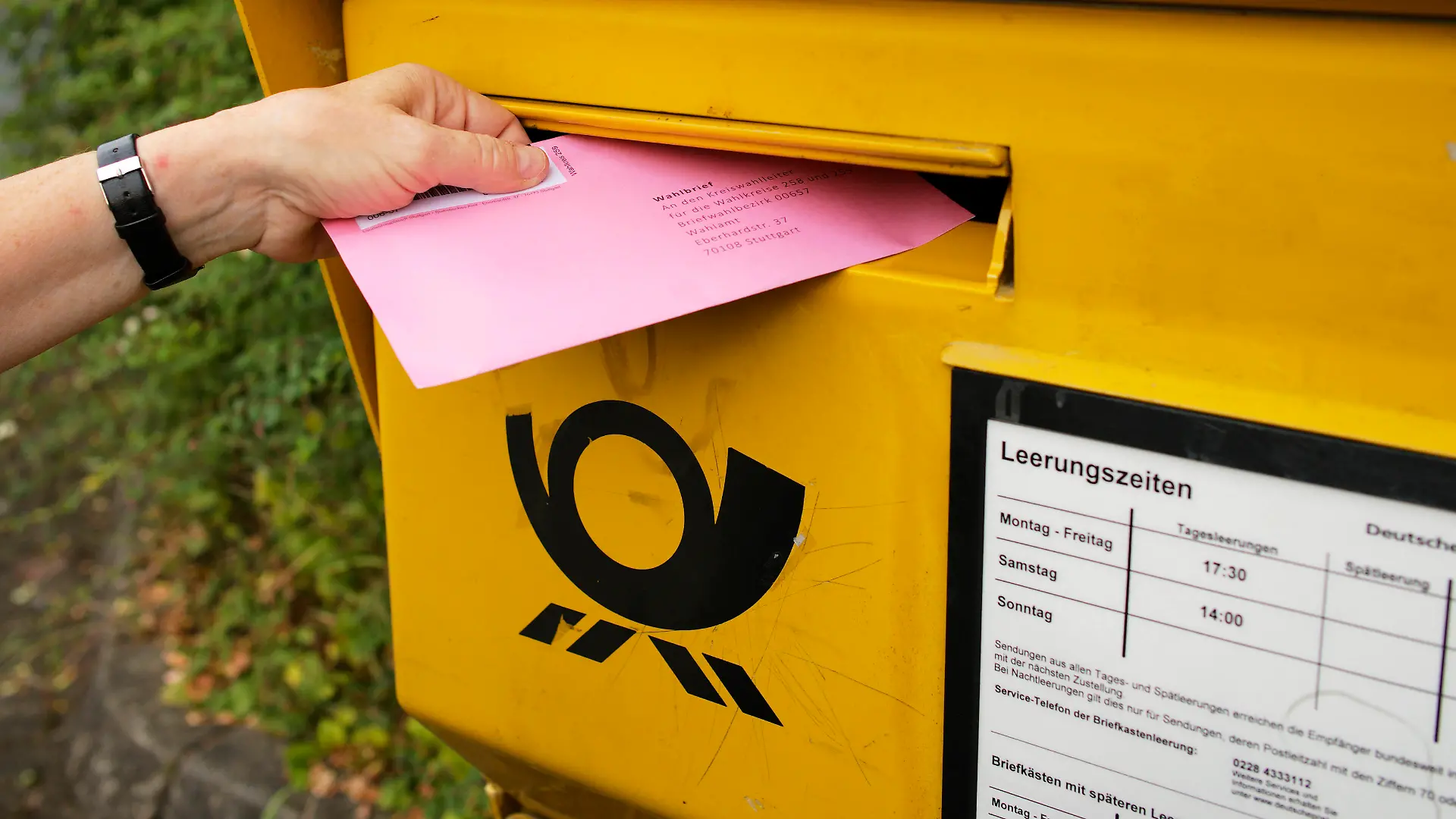 Wahlbrief wird in Briefkasten der Deutschen Post gesteckt, Bundestagswahl Deutschland am 26.09.2021, Deutschland Briefwahl Deutschland *** Election letter is put into the letter box of the German post office, federal election Germany on 26 09 2021, Germany postal vote Germany