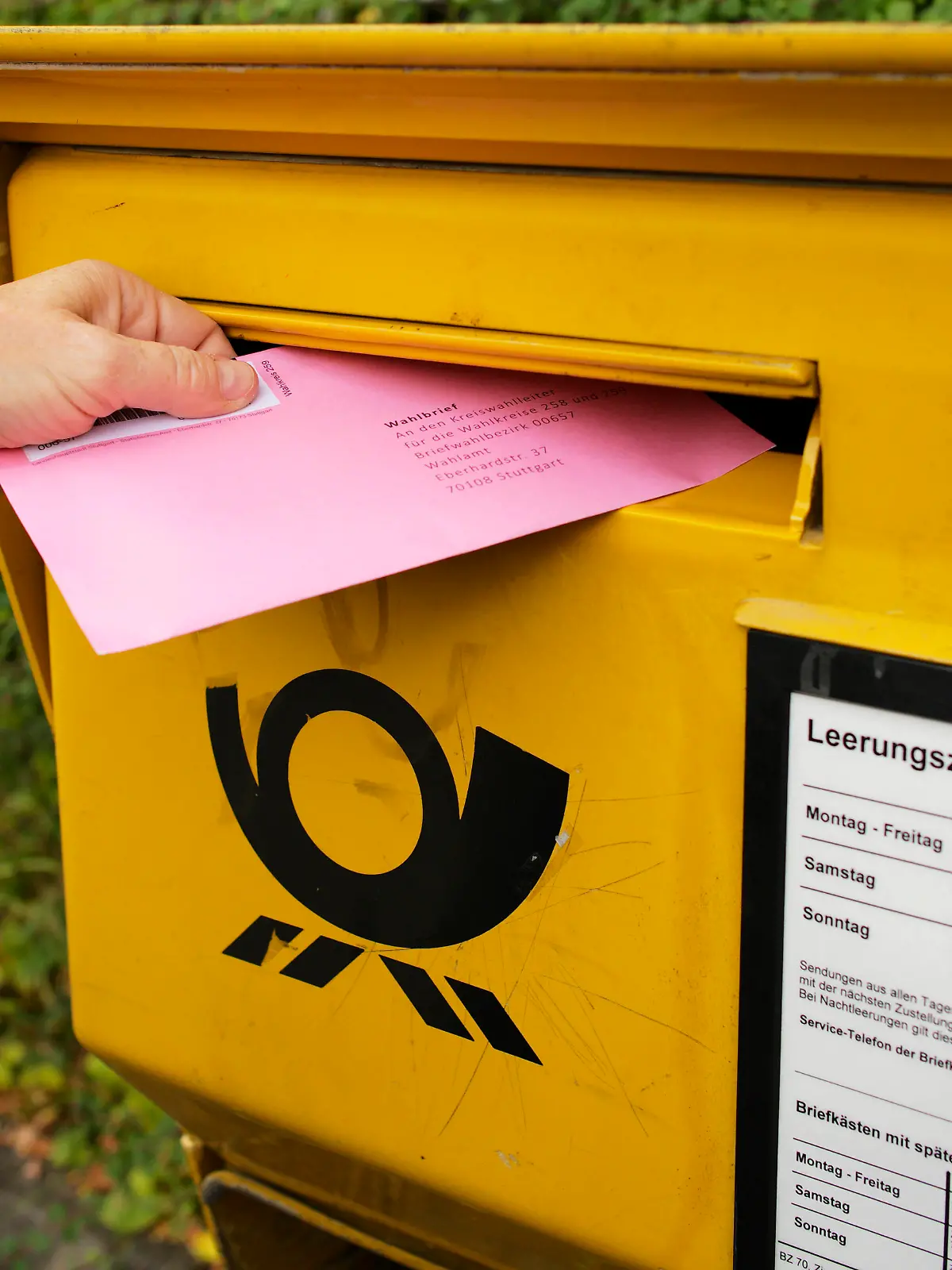  Wahlbrief wird in Briefkasten der Deutschen Post gesteckt, Bundestagswahl Deutschland am 26.09.2021, Deutschland Briefwahl Deutschland *** Election letter is put into the letter box of the German post office, federal election Germany on 26 09 2021, Germany postal vote Germany