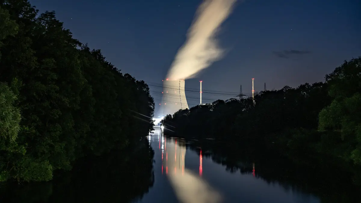 ARCHIV - 21.07.2022, Bayern, Essenbach: Wasserdampf steigt aus dem Kühltum vom Atomkraftwerk (AKW) Isar 2. (zu dpa «UN-Bericht: Klimawandel bedroht die Energiesicherheit») Foto: Armin Weigel/dpa +++ dpa-Bildfunk +++