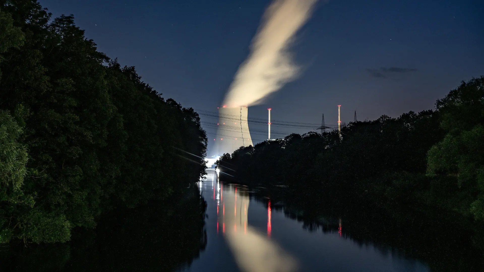 ARCHIV - 21.07.2022, Bayern, Essenbach: Wasserdampf steigt aus dem Kühltum vom Atomkraftwerk (AKW) Isar 2. (zu dpa «UN-Bericht: Klimawandel bedroht die Energiesicherheit») Foto: Armin Weigel/dpa +++ dpa-Bildfunk +++