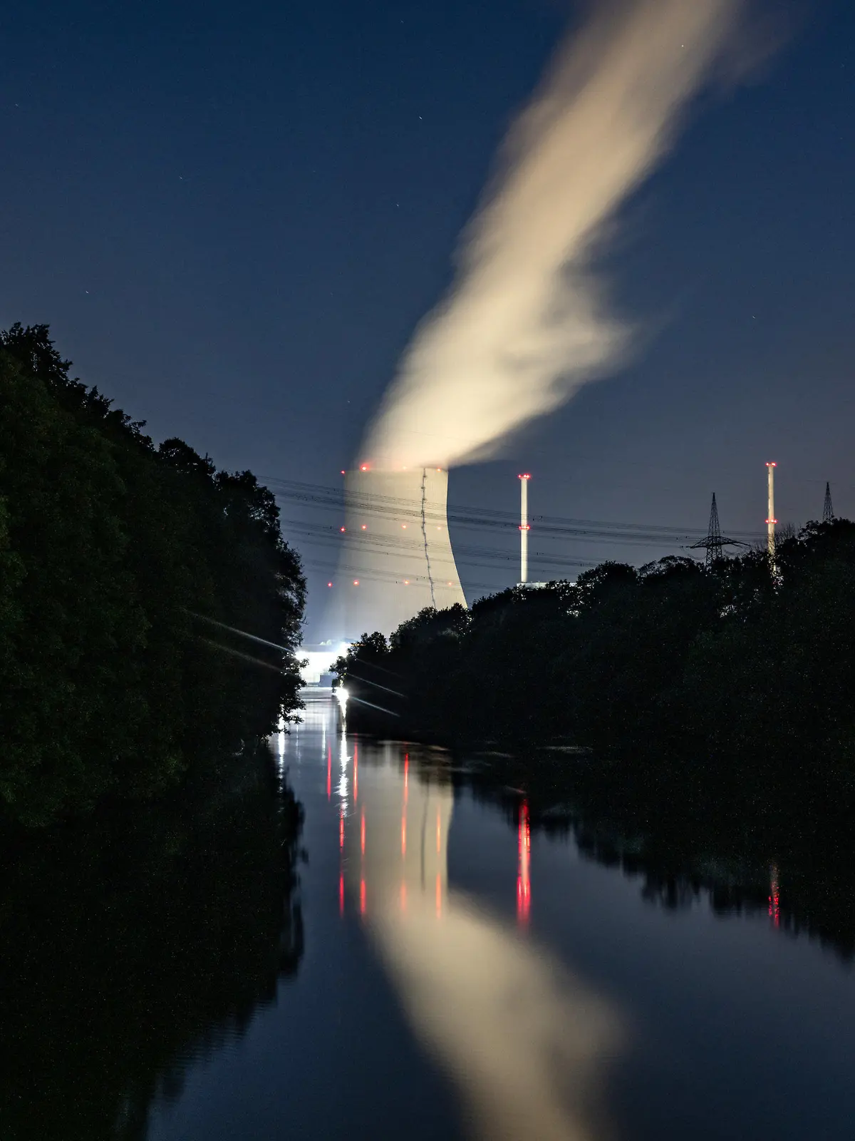 ARCHIV - 21.07.2022, Bayern, Essenbach: Wasserdampf steigt aus dem Kühltum vom Atomkraftwerk (AKW) Isar 2. (zu dpa «UN-Bericht: Klimawandel bedroht die Energiesicherheit») Foto: Armin Weigel/dpa +++ dpa-Bildfunk +++