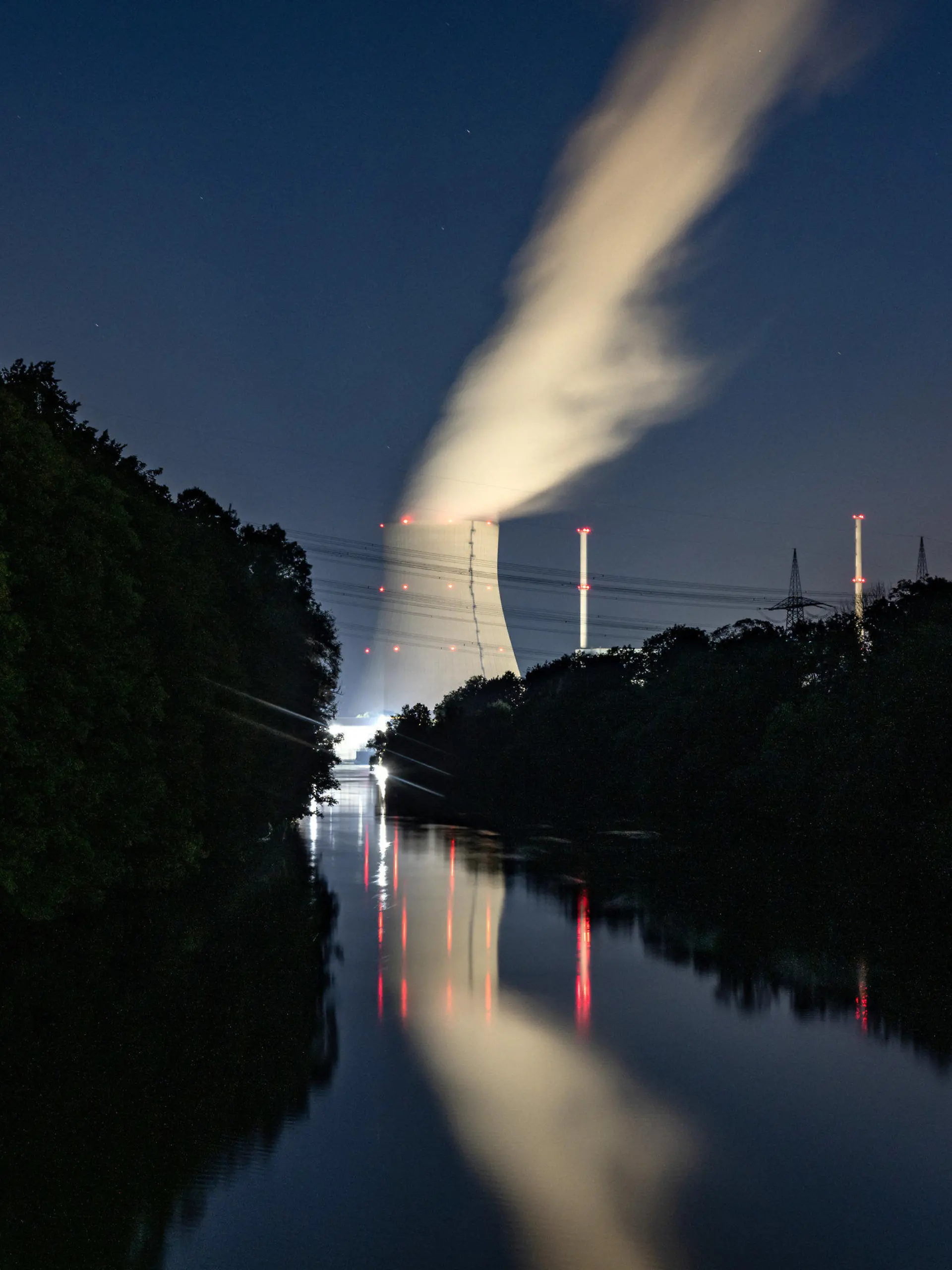 ARCHIV - 21.07.2022, Bayern, Essenbach: Wasserdampf steigt aus dem Kühltum vom Atomkraftwerk (AKW) Isar 2. (zu dpa «UN-Bericht: Klimawandel bedroht die Energiesicherheit») Foto: Armin Weigel/dpa +++ dpa-Bildfunk +++