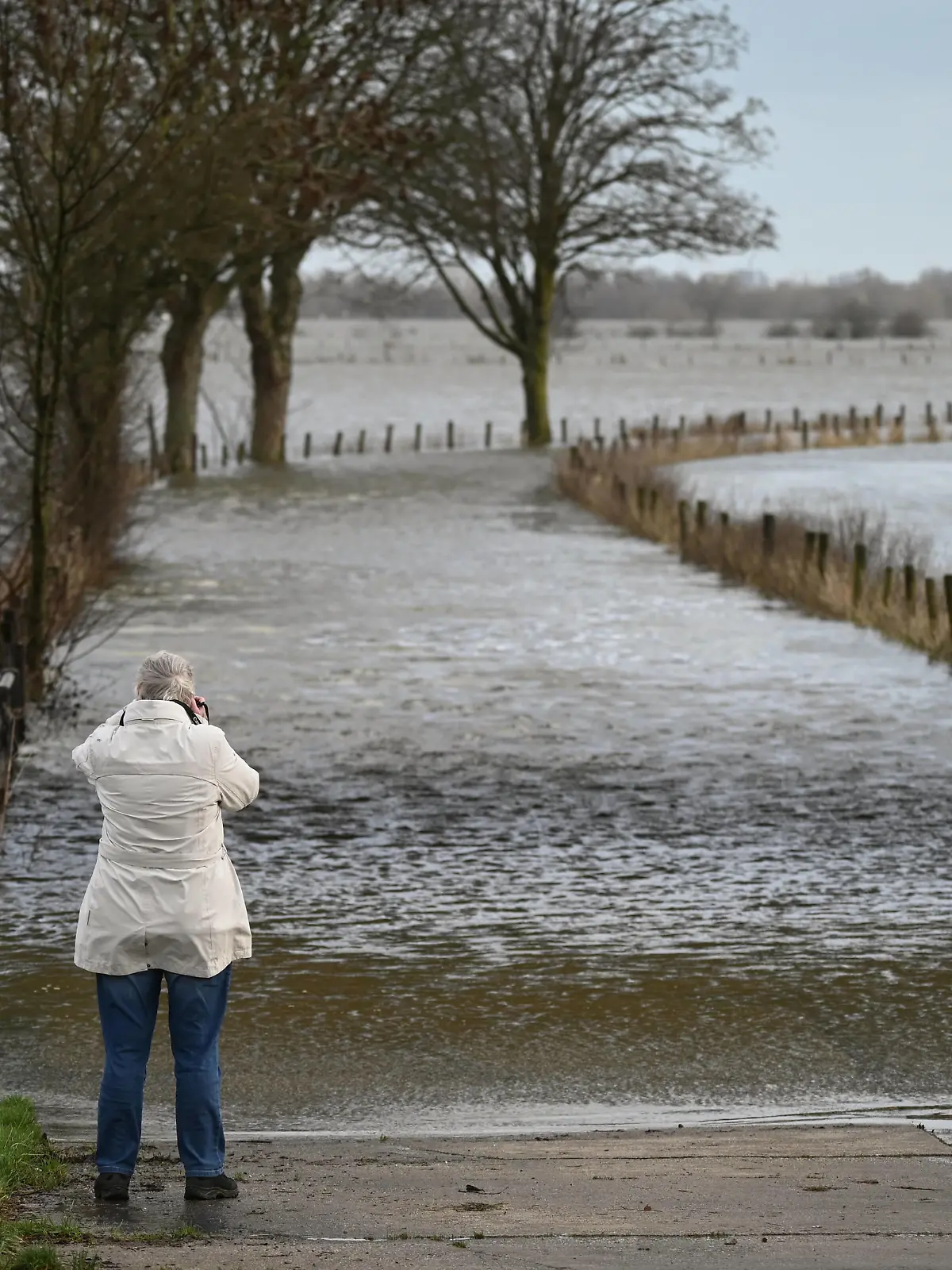 News Bilder des Tages Hochwasser am Niederrhein Hochwasser in Deutschland - Foto in Emmerich am Rhein Nach langem Dauerregen am Niederrhein, Kleve Nordrhein Westfalen Germany *** Flood on the Lower Rhine Flood in Germany Photo in Emmerich on the Rhine After long continuous rain on the Lower Rhine, Kleve North Rhine-Westphalia Germany