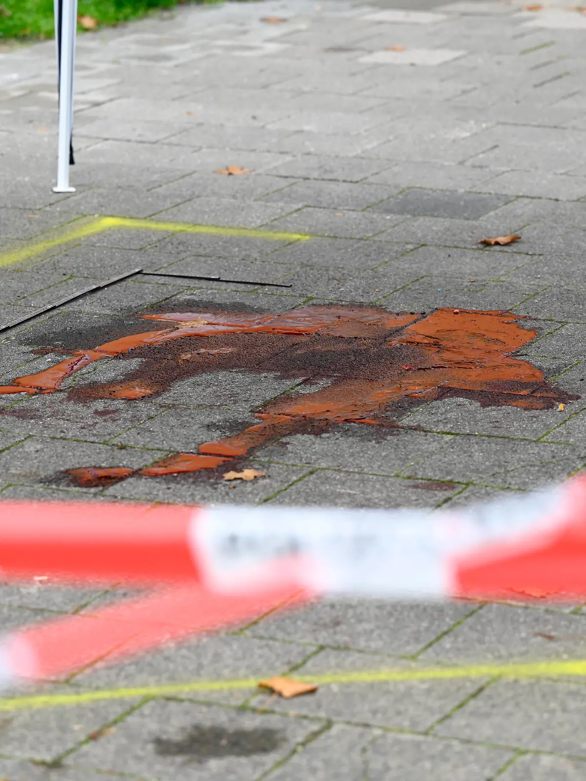 Gewalttat in Ludwigshafen 18.10.2022 Gewalttat in Ludwigshafen. Einsatzkräfte am Tatort in der Philipp-Scheidemann-Str.. Persönlichkeitsrechte der abgebildeten Personen sind bei Nutzung / Veröffentlichung zu beachten Ludwigshafen Ludwigshafen Rheinland-Pfalz Germany *** Violent crime in Ludwigshafen 18 10 2022 Violent crime in Ludwigshafen Emergency forces at the scene of the crime in Philipp Scheidemann Str Personal rights of the persons depicted must be observed when using publication Ludwigshafen Ludwigshafen Rheinland Pfalz Germany