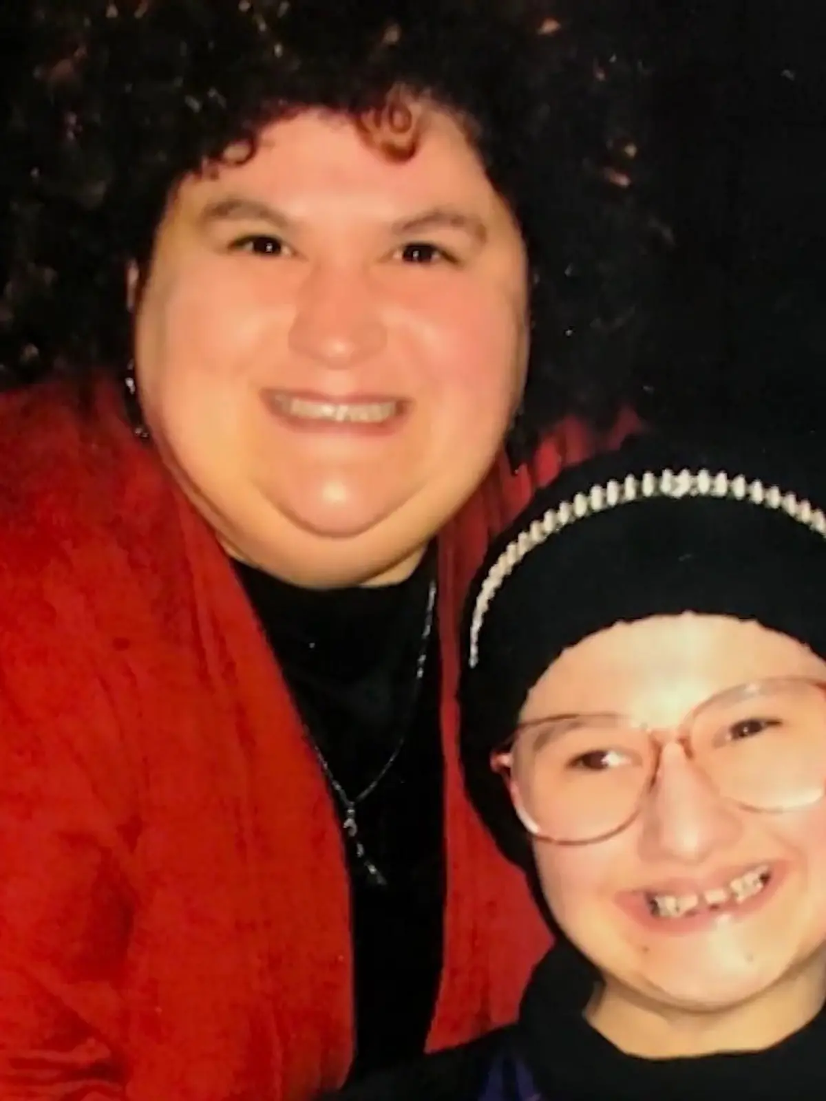 Während Außenstehende Dee Dee Blanchard als äußerst liebevolle und fürsorgliche Mutter wahrnehmen, belügt diese jahrelang ihr Umfeld, ihre Tochter und auch sämtliche Ärzte. Denn Dee Dee redet allen ein, ihre Tochter Gypsy sei todkrank – obwohl sie eigentlich kerngesund ist! Mit den Jahren wird diese jedoch misstrauisch und beauftragt einen Freund, ihre eigene Mutter zu töten. Nun kommt Gypsy frei – und zwar vor dem eigentlichen Ende ihrer Haftstrafe. Mehr dazu seht ihr im Video.