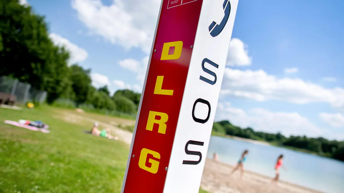 ARCHIV - 03.07.2021, Niedersachsen, Moormerland: Eine Notrufsäule der DLRG steht an einem Badesee im Ortsteil Veenhusen. (zu dpa "Sechs Badetote seit dem Wochenende - DLRG warnt vor Gefahren") Foto: Hauke-Christian Dittrich/dpa +++ dpa-Bildfunk +++