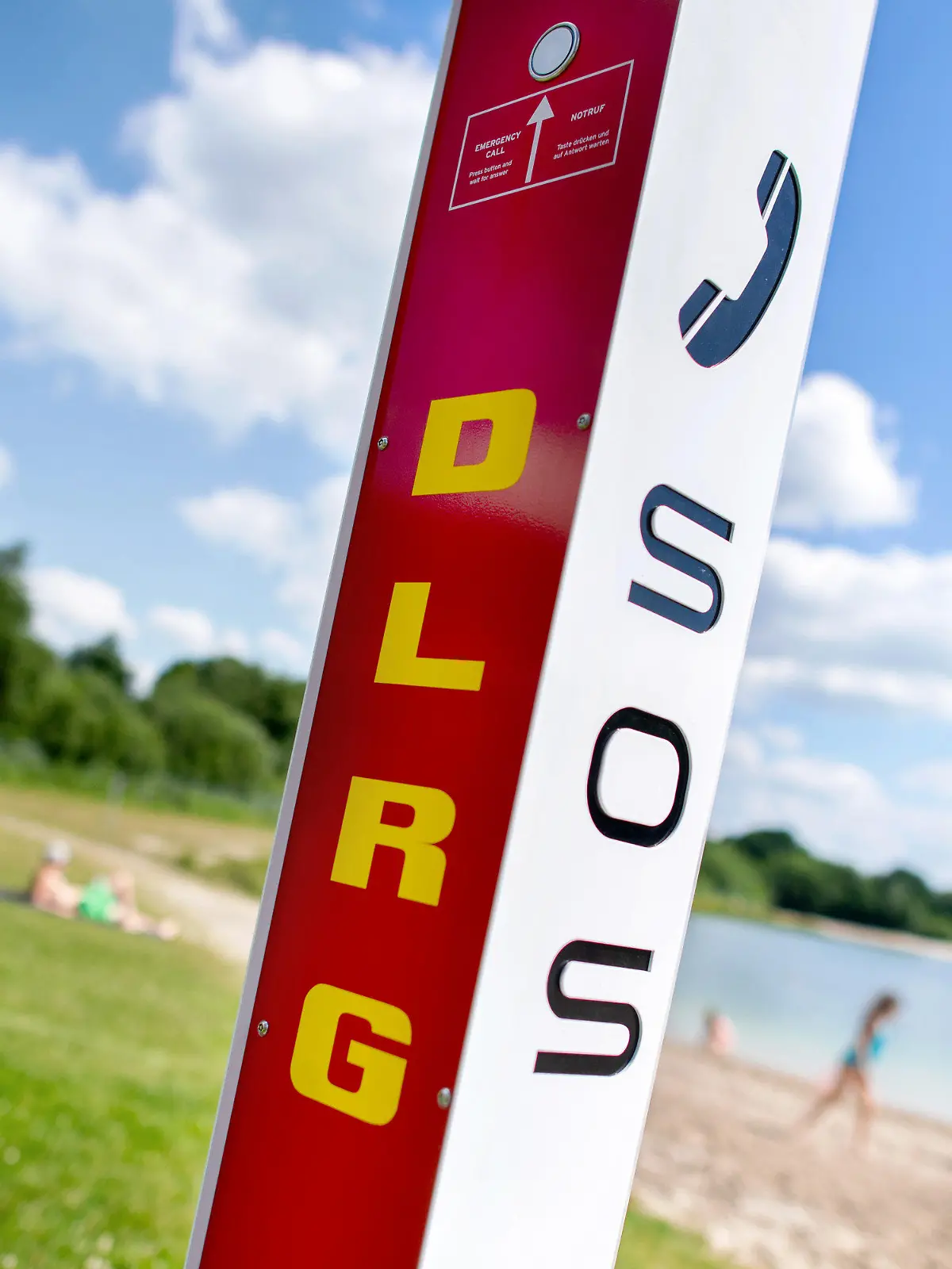 ARCHIV - 03.07.2021, Niedersachsen, Moormerland: Eine Notrufsäule der DLRG steht an einem Badesee im Ortsteil Veenhusen. (zu dpa "Sechs Badetote seit dem Wochenende - DLRG warnt vor Gefahren") Foto: Hauke-Christian Dittrich/dpa +++ dpa-Bildfunk +++