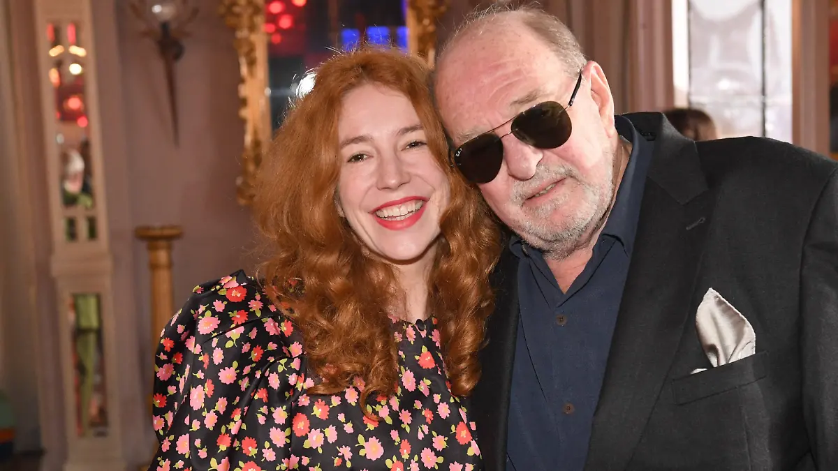 ARCHIV - 20.05.2022, Bayern, München: Der Musikproduzent Ralph Siegel und seine Frau Laura zeigten sich beim 85. Geburtstag von H. Markwort. (zu dpa: «Nach OP: Ralph Siegel feiert Silvester mit Ehefrau in Klinik») Foto: Felix Hörhager/dpa +++ dpa-Bildfunk +++