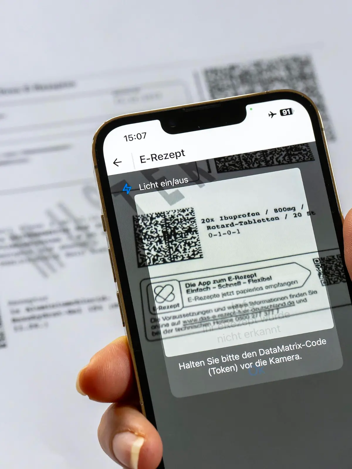 07.11.2023, Arzneimittel auf Arzt-Rezept können künftig per E-Rezept mittels gleichnamiger Handy-App in der Apotheke erworben werden, zum Beispiel Ibuprofen und Dolormin-Tabletten. 07.11.2023, Ibuprofen auf E-Rezept 07.11.2023, Ibuprofen auf E-Rezept *** 07 11 2023, Medicines on a doctors prescription can in future be purchased by e-prescription using the mobile app of the same name in the pharmacy, for example ibuprofen and Dolormin tablets 07 11 2023, Ibuprofen on e-prescription 07 11 2023, Ibuprofen on e-prescription