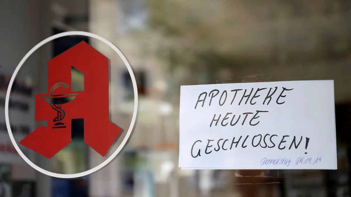 ARCHIV - 26.09.2019, Nordrhein-Westfalen, Köln: SYMBOLFOTO - Ein Schild "Apotheke heute geschlossen" hängt in der Tür einer Apotheke. (zu dpa "Protesttag der Apotheken gegen Kürzungen der Honorare") Foto: Oliver Berg/dpa +++ dpa-Bildfunk +++