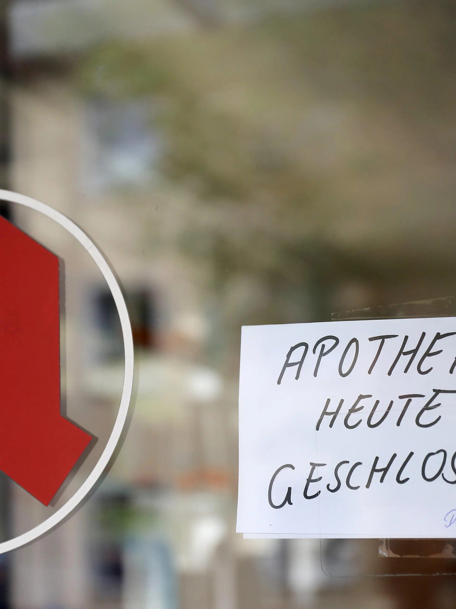 ARCHIV - 26.09.2019, Nordrhein-Westfalen, Köln: SYMBOLFOTO - Ein Schild "Apotheke heute geschlossen" hängt in der Tür einer Apotheke. (zu dpa "Protesttag der Apotheken gegen Kürzungen der Honorare") Foto: Oliver Berg/dpa +++ dpa-Bildfunk +++