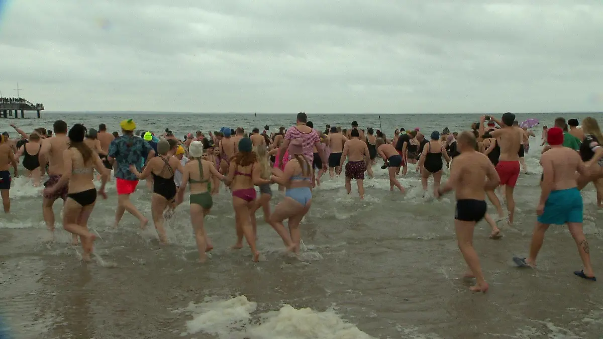 Gemeinsam geht´s leichter: Fast 400 Menschen stürmen an Neujahr gemeinsam in die Ostsee bei Grömitz (Schleswig-Holstein).