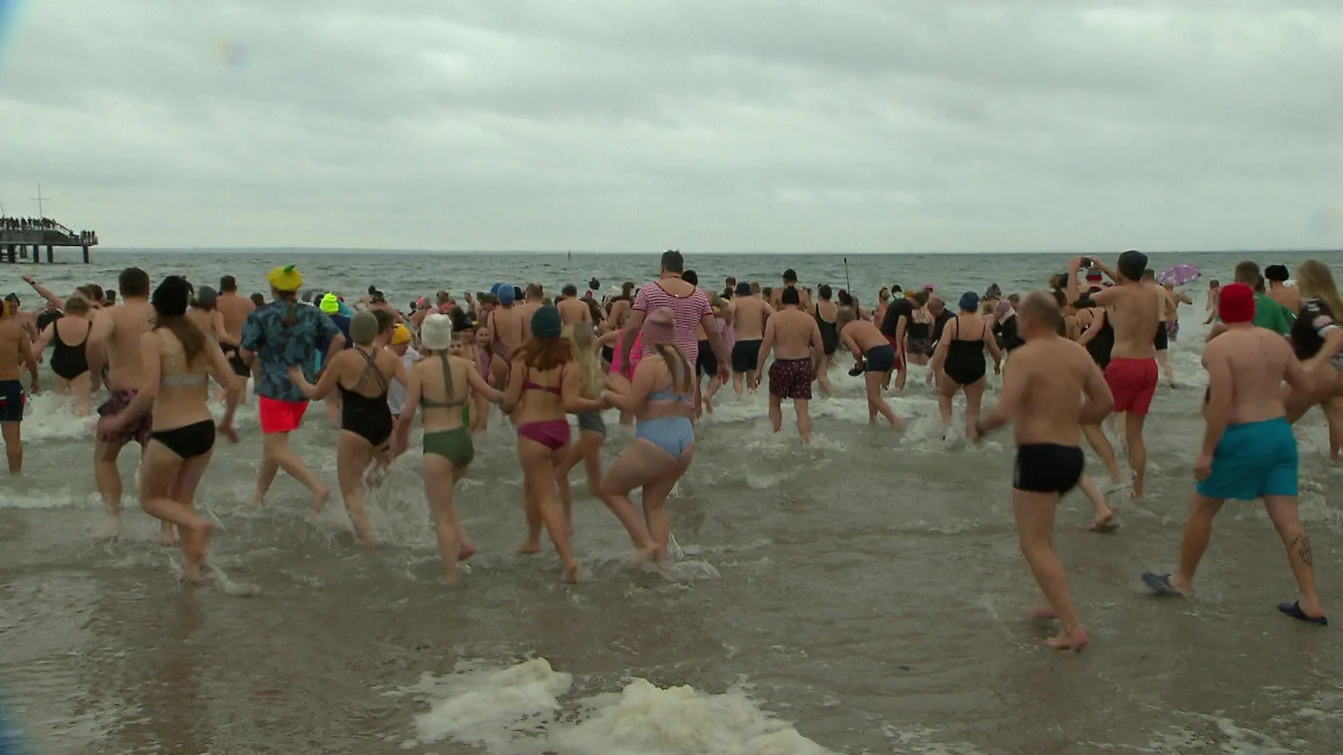 Gemeinsam geht´s leichter: Fast 400 Menschen stürmen an Neujahr gemeinsam in die Ostsee bei Grömitz (Schleswig-Holstein).