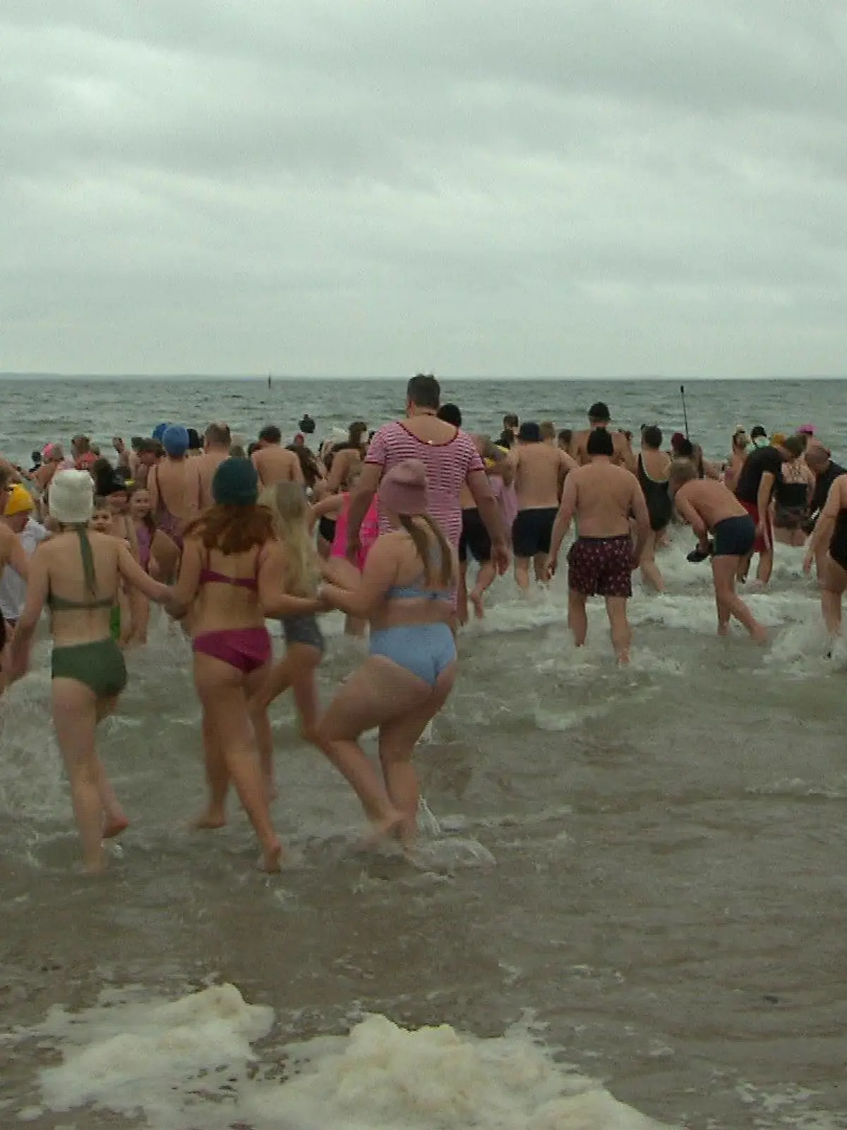 Gemeinsam geht´s leichter: Fast 400 Menschen stürmen an Neujahr gemeinsam in die Ostsee bei Grömitz (Schleswig-Holstein).