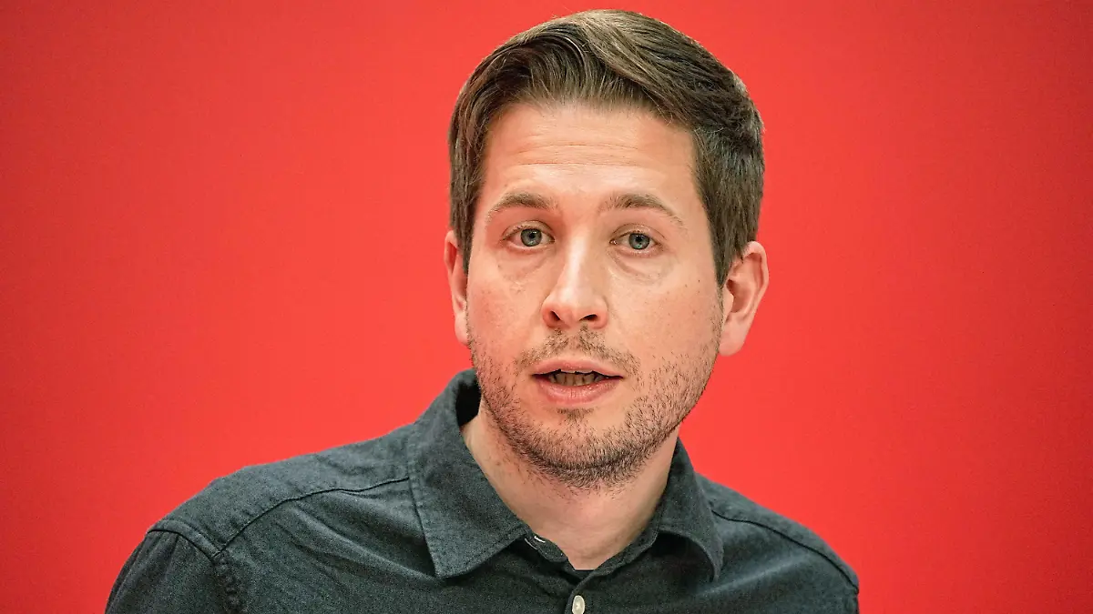 ARCHIV - 04.12.2021, Berlin: SPD-Generalsekretär Kevin Kühnert spricht beim SPD-Parteitag im Willy-Brandt-Haus. Kühnert (33) hat sich öffentlich zu seinem Beziehungsstatus geäußert. (zu dpa: ««Ich habe einen Partner»: Kevin Kühnert ist vergeben») Foto: Michael Kappeler/dpa +++ dpa-Bildfunk +++