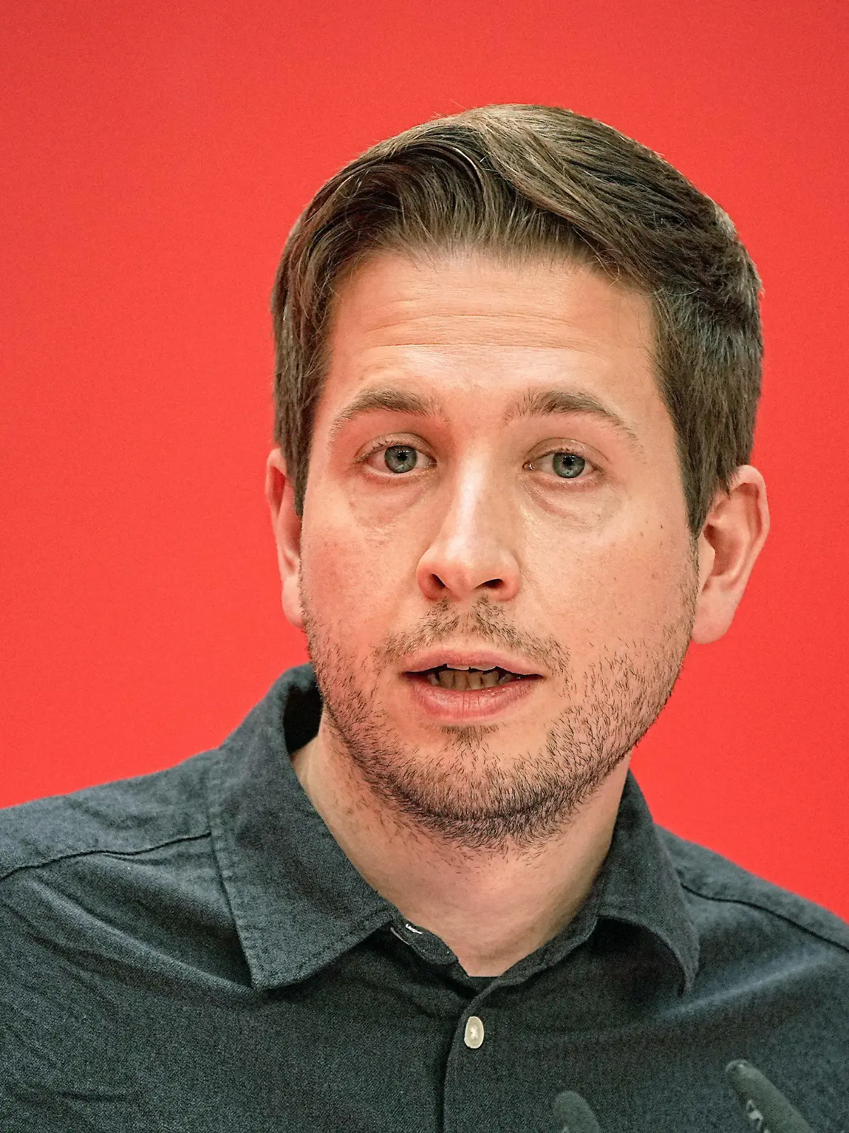 ARCHIV - 04.12.2021, Berlin: SPD-Generalsekretär Kevin Kühnert spricht beim SPD-Parteitag im Willy-Brandt-Haus. Kühnert (33) hat sich öffentlich zu seinem Beziehungsstatus geäußert. (zu dpa: ««Ich habe einen Partner»: Kevin Kühnert ist vergeben») Foto: Michael Kappeler/dpa +++ dpa-Bildfunk +++