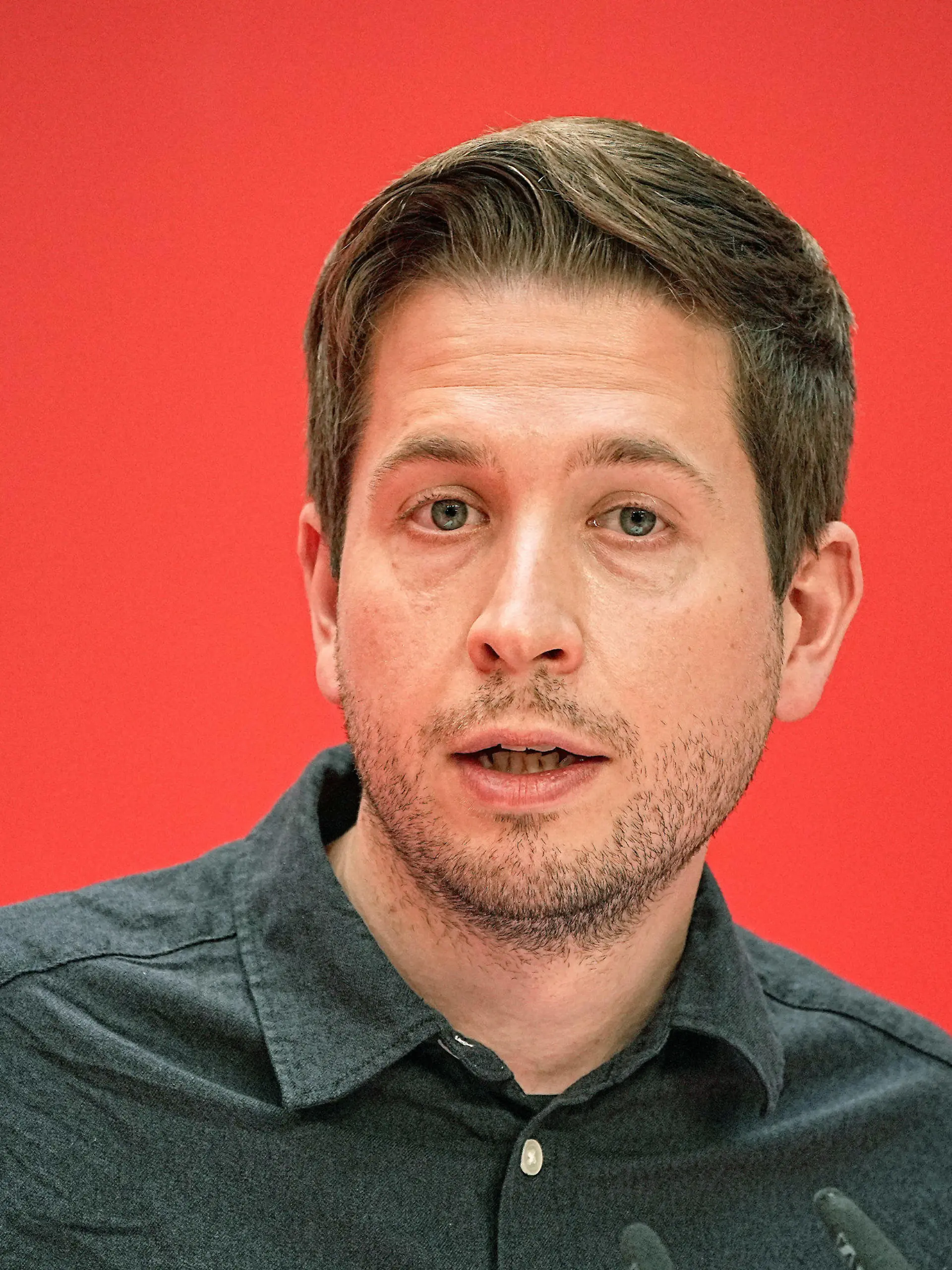 ARCHIV - 04.12.2021, Berlin: SPD-Generalsekretär Kevin Kühnert spricht beim SPD-Parteitag im Willy-Brandt-Haus. Kühnert (33) hat sich öffentlich zu seinem Beziehungsstatus geäußert. (zu dpa: ««Ich habe einen Partner»: Kevin Kühnert ist vergeben») Foto: Michael Kappeler/dpa +++ dpa-Bildfunk +++