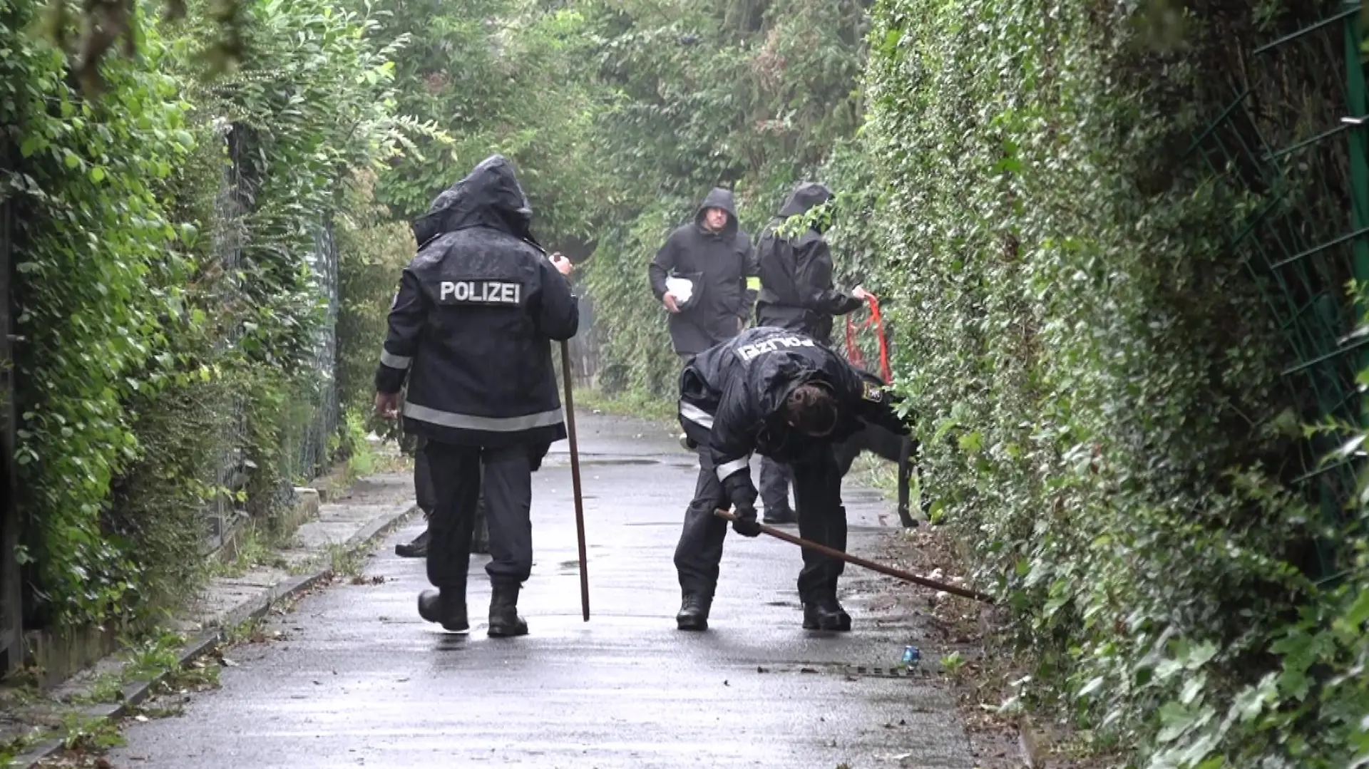 Ein Trupp von Polizisten durchsucht das Wohngebiet in Wiesbaden-Klarenthal - doch wonach?