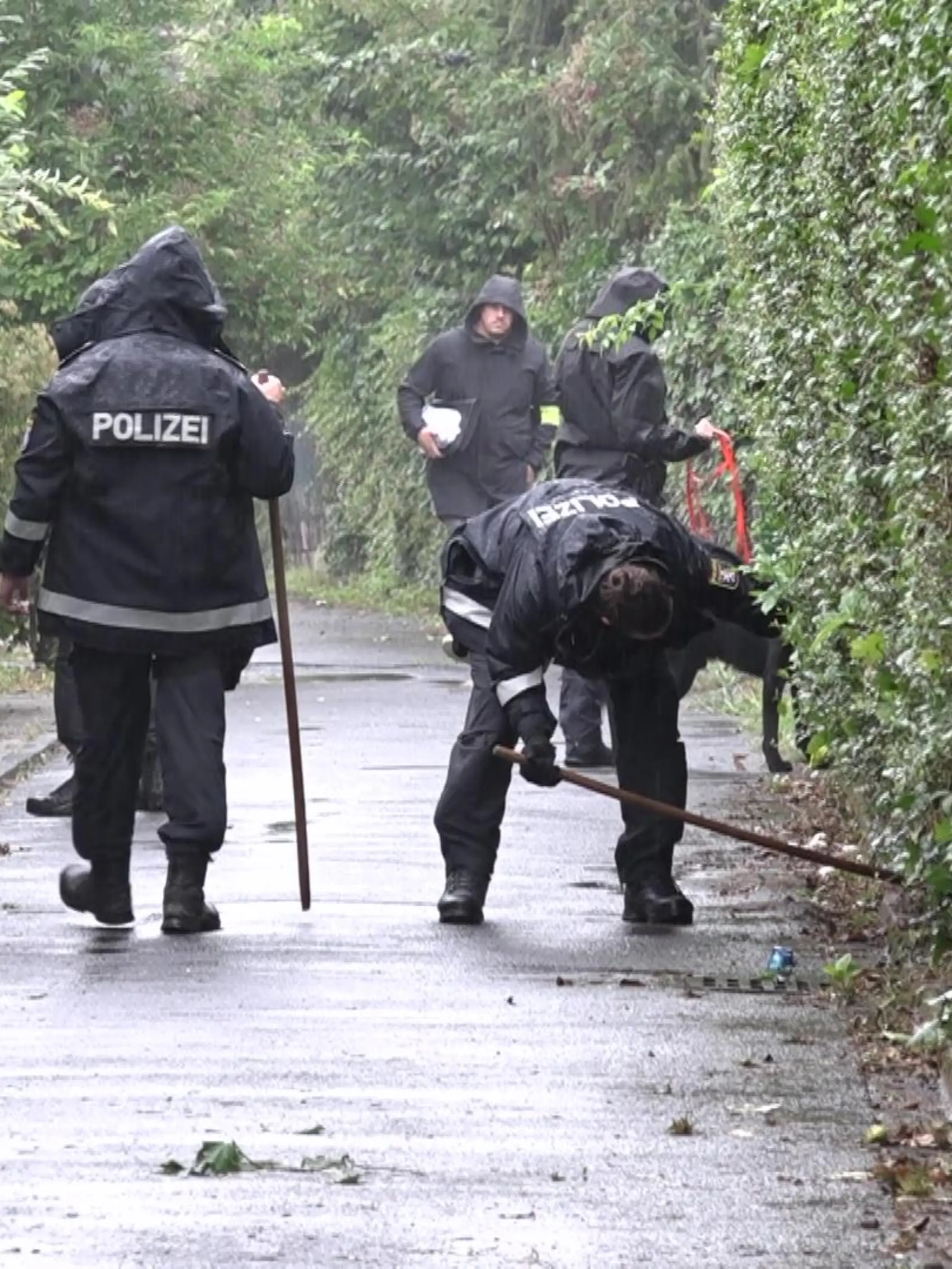 Ein Trupp von Polizisten durchsucht das Wohngebiet in Wiesbaden-Klarenthal - doch wonach?