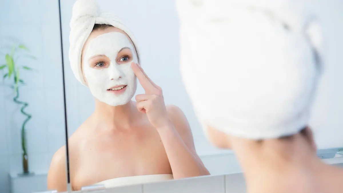 Frau, 30+, im Badezimmer mit Gesichtsmaske || Modellfreigabe vorhanden