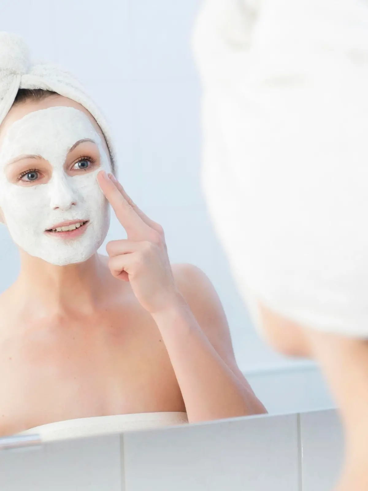Frau, 30+, im Badezimmer mit Gesichtsmaske || Modellfreigabe vorhanden