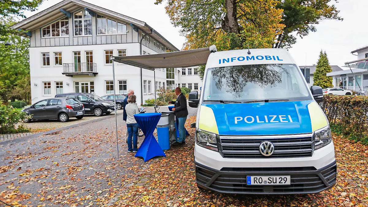 11.10.2022, Bayern, Aschau i.Chiemgau: Ein Infomobil der Polizei, für Fragen und Hinweise rund um das Tötungsdelikt an einer jungen Frau, steht vor dem Rathaus der Gemeinde. Foto: Uwe Lein/dpa Foto: Uwe Lein/dpa +++ dpa-Bildfunk +++
