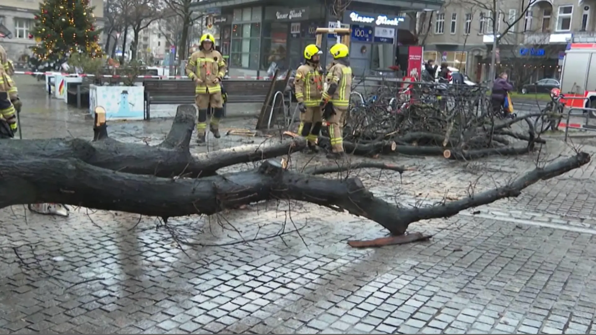 Die Feuerwehr ist in Berlin-Friednau im Einsatz - hier stürzte ein Baum auf vier Personen.