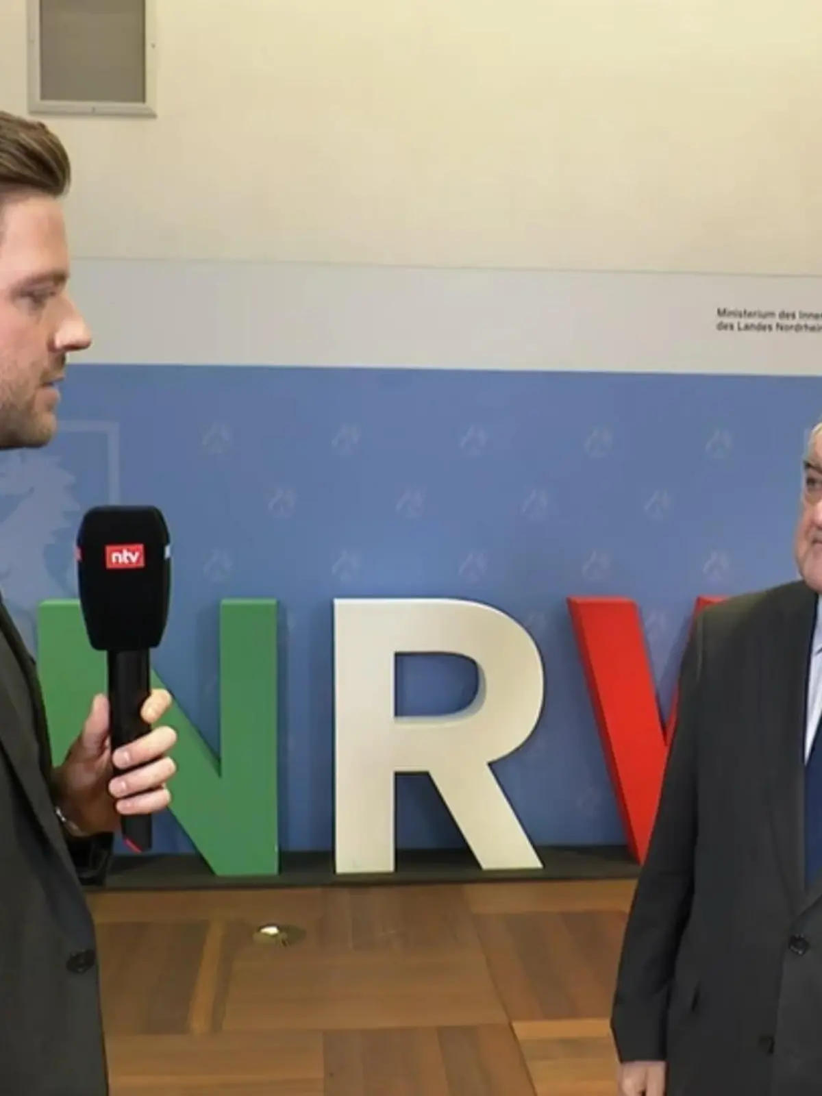 Bild zu: "Minister zieht Silvester-Bilanz"