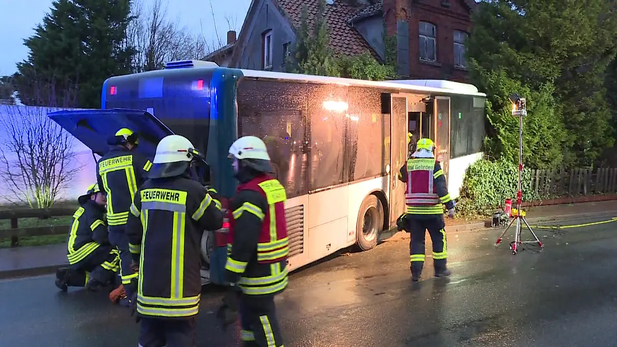 02.01.2024, Niedersachsen, Wennigsen: Rettungskräfte arbeiten an der Unfallstelle. Ein Linenbus-Fahrer ist mit dem Bus gegen eine Hauswand geprallt und gestorben. Der Mann habe vermutlich wegen eines nicht näher beschriebenen medizinischen Notfalls die Kontrolle über den Bus verloren und sei von der Straße abgekommen, sagte ein Polizeisprecher am Abend. Die Fahrgäste im Bus seien unverletzt geblieben. Foto: ---/dpa +++ dpa-Bildfunk +++